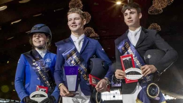 It was an all-Irish podium at the FEI Jumping Ponies’ Trophy Final 2019 in Mechelen (BEL) today where Rhys Williams (centre) reigned supreme ahead of Alex Finney (left) in second and John McEntee (right) in third.