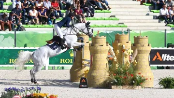 Die dicksten Hürden stehen nicht immer im Parcours , wenn es darum geht ein Spitzenpferd zum Sieg zu reiten.