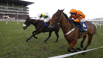 Many Clouds (far side) just gets up to beat Thistlecrack but collapsed within minutes