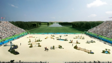 Vue du futur stade équestre olympique de Versailles en pleine épreuve de saut d'obstacles. Au fond, on distingue le magnifique château du Roi-Soleil.