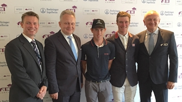 De gauche à droite, Ralph Straus, directeur commercial de la FEI, le Dr Erich Schött, responsable de l'unité stratégique du business équin de Boehringer Ingelheim, Scott Brash, William Whitaker et Göran Akerström, directeur vétérinaire de la FEI.