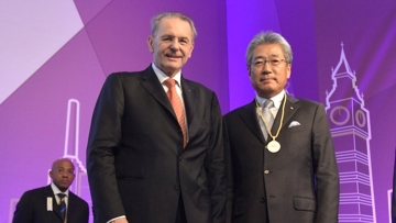 En 2012, le Japonais Tsunekazu Takeda (à droite, à côté du président, Jacques Rogge) a été élu membre du Comité international olympique (CIO), dont il est président de la commission marketing. Il préside également le Comité olympique japonais.