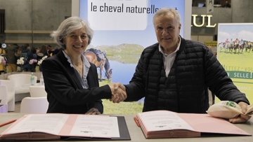 Dominique de Villebonne, représentant Bertrand Munch, directeur général de l’ONF et Serge Lecomte, président de la FFE au Salon de l'agriculture.