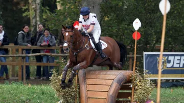 Laura Collett und Mr. Bass siegten bei den 7-jährigen VS-Pferden in Lion d'Angers