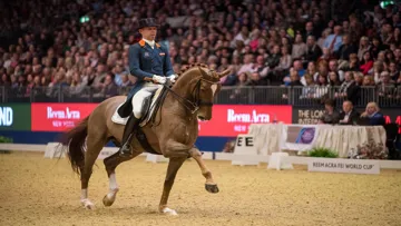Hans-Peter Minderhoud und Flirt bei der Kür in der London Olympia Hall.
