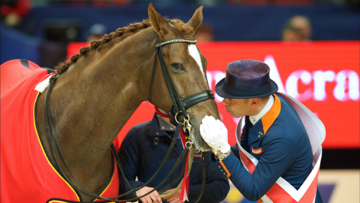 Hans Peter Minderhoud and Glock’s Flirt enjoy a #TwoHearts moment after claiming the Reem Acra FEI World Cup™ Dressage 2016