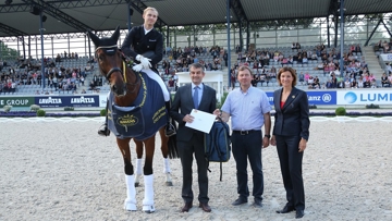 The winner is congratulated by Joris Kaanen, General Manager Havens (left) and Stefanie Peters, member of the ALRV advisory board.