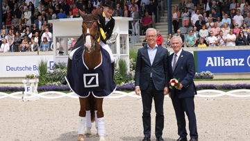 Karl von Rohr, Vice-Chairman of the Executive Board of the Deutsche Bank AG and Carl Meulenbergh, President of the Aachen-Laurensberger Rennverein e.V., congratulate the winner Isabell Werth.