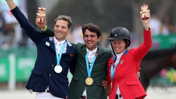 Entouré de José Maria Larocca et Beezie Madden sur le podium, Marlon Modolo Zanotelli décroche sa première médaille d'or en individuel !