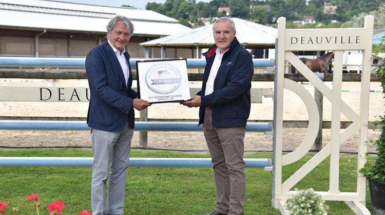 Philippe Augier , maire de Deauville et président du pôle international du cheval reçoit de Serge Lecomte, président de la FFE le prix de pôle d'excellence "performance" de compétition équestre 