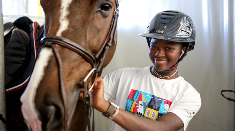 Âgée de dix-huit ans, la discrète et ambitieuse Ramatou Ouedraogo fait partie des meilleurs cavaliers de sa génération.