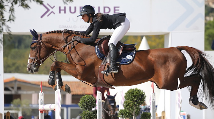 Avec son meilleur cheval Virtuose Champeix, Nina Mallevaey espère prendre part aux Européens Jeunes Cavaliers de Vilamoura cet été. 