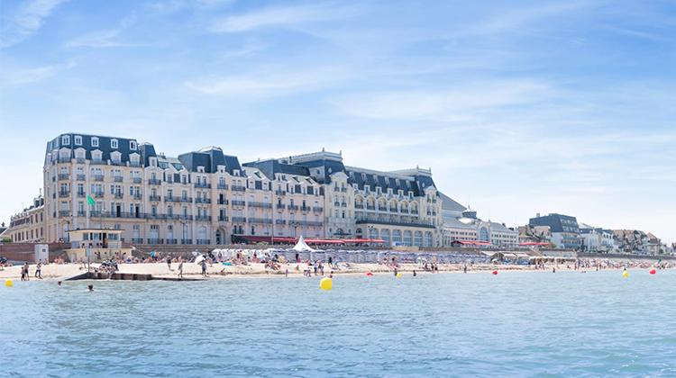 Cabourg et son célèbre Grand Hôtel, emblématique de l’architecture de la Belle Époque.