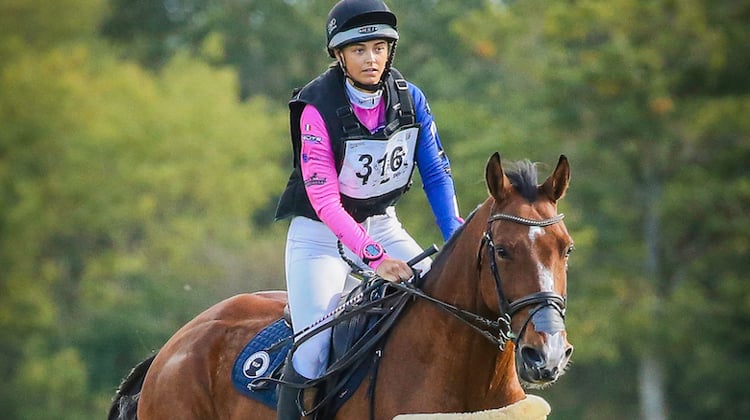 Marie-Charlotte Fuss est ici en selle sur son cheval de tête Under de la Roque, testé positif à la rhinopneumonie équine en février dernier.