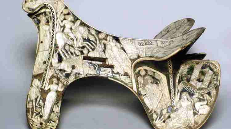 Selle d’apparat en os, bois et cuir, provenant d’Allemagne et datant du deuxième quart du XVe siècle.
