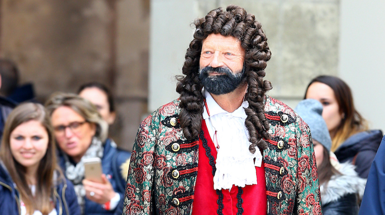 Resplendissant dans cette tenue typique de l’Ancien Régime, Pedro Cebulka, ici en 2017 à Versailles, n’en demeure pas moins habité par toutes les vertus de la république!