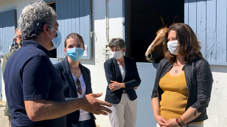 Alain Benainous, propriétaire du centre équestre du Perray-en-Yvelines, a présenté à Roxana Maracineanu les dispositions sanitaires mises en place depuis la reprise de ses activités.