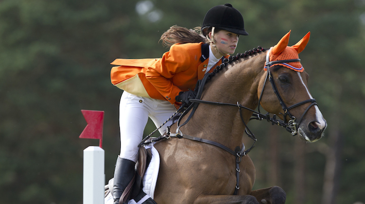 Médaillée d’argent en individuel avec Rock Dee Jay, l’un des tout meilleurs poneys au monde, lors des fameux championnats d’Europe organisés en 2012 à Fontainebleau, la Néerlandaise Lisa Nooren évolue aujourd’hui régulièrement en CSI 5*.