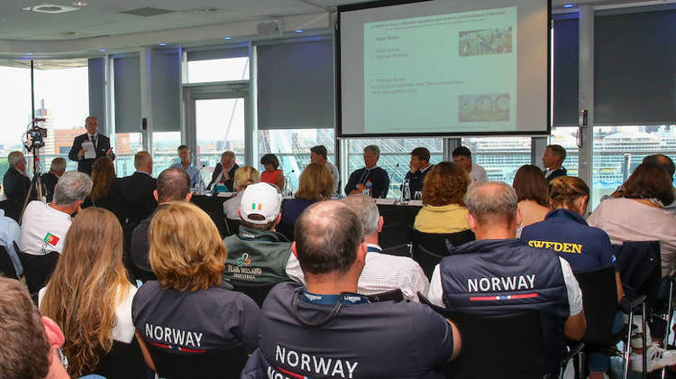 Contrairement à cette image datant de l'été dernier à Rotterdam, les membres de l’IJRC travaillent désormais confinés chacun chez eux...