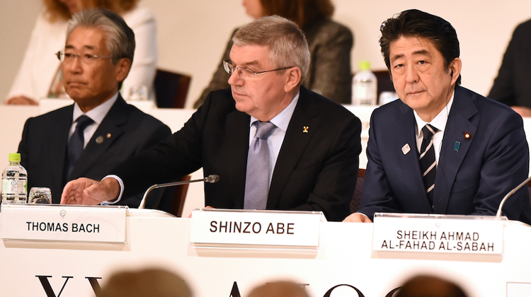 Face à la pression internationale, Thomas Bach et Shinzo Abe se sont retrouvés pieds et poings liés...