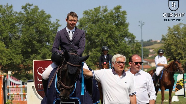 Cédric Bouvard et Despe de Lassignieu, lauréats dans l'épreuve réservée aux chevaux de 6 ans.
