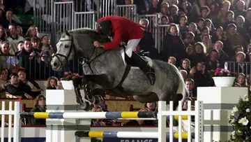 Clinton I unter Thomas Voß im jahr 2001 beim Weltcup-Springen in Bordeaux