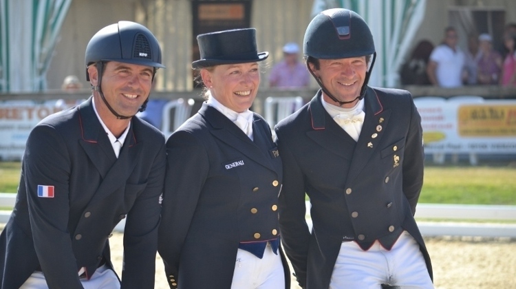 Karen Tebar s'est adjugé une médaille d'or bien méritée, devant Arnaud Serre (à gauche) et Marc Boblet (à droite).