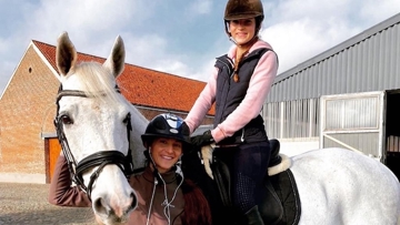 En selle sur son fidèle Daniel Del Imperméable, Anouk Canteloup est ici aux côtés d'Alizée Froment.