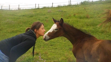 Marie-Juliette Jean nez à nez avec Chaman Dumontceau peu après sa naissance.