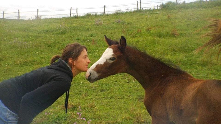 Marie-Juliette Jean nez à nez avec Chaman Dumontceau peu après sa naissance.