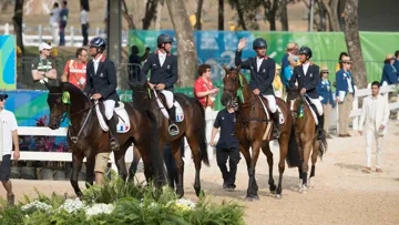 L’arrivée des champions à cheval pour la remise des prix.