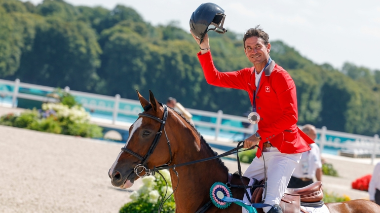 Après le bronze par équipes en 2008 à Hong Kong et l’or individuel en 2012 à Londres, Steve Guerdat a gagné sa troisième médaille olympique, l’argent individuel, l’été dernier à Versailles avec la superbe Dynamix de Bélhème.