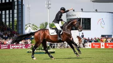 Marcus Ehning célèbre ce soir sa troisième victoire dans le Grand Prix d’Aix-la-Chapelle. 