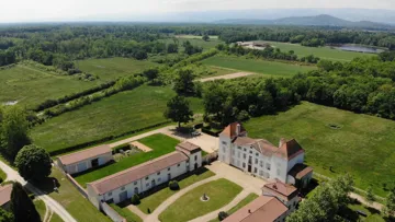 Diane-Florence Roland, masseuse et préparatrice sportive equine professionnelle, propriétaire et fondatrice du Haras des Périchons et de Horse Therapia, propose des soins et séjours bien-être sur mesure pour chevaux, adaptés à la saison, et intervient aussi partout en France