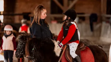 Au cœur de la Normandie, le Village Équestre de Conches s’impose comme une référence de la formation des moniteurs, au plus près du terrain et du réseau professionnel.