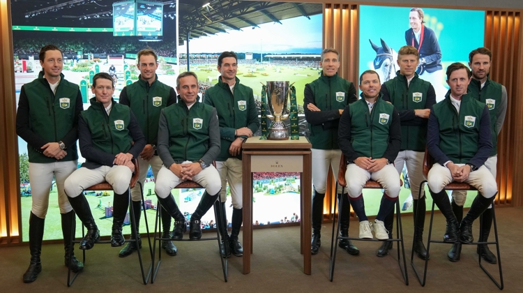 Les dix meilleurs cavaliers au monde se sont retrouvés pour la traditionnelle photo de classe, cet après-midi à Genève. 