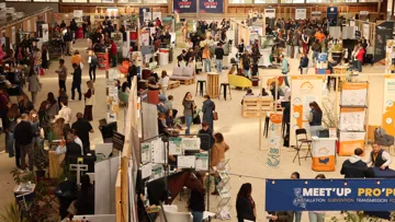 Normandy Horse Meetup offre conférences, ateliers pratiques, animations et une soirée événement, avec accès salon gratuit et pass colloque payant.