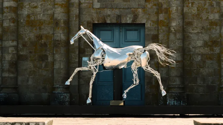 Zeus, le cheval mécanique imaginé pour la cérémonie d’ouverture des Jeux olympiques de Paris 2024, est exposé sur le parvis du musée des Arts et Métiers jusqu’au 10 janvier 2027.