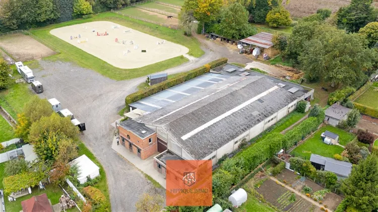 Het eigendom heeft een oppervlakte van bijna 2ha  en is volledig vergund en ingericht voor een professionele hippische uitbating