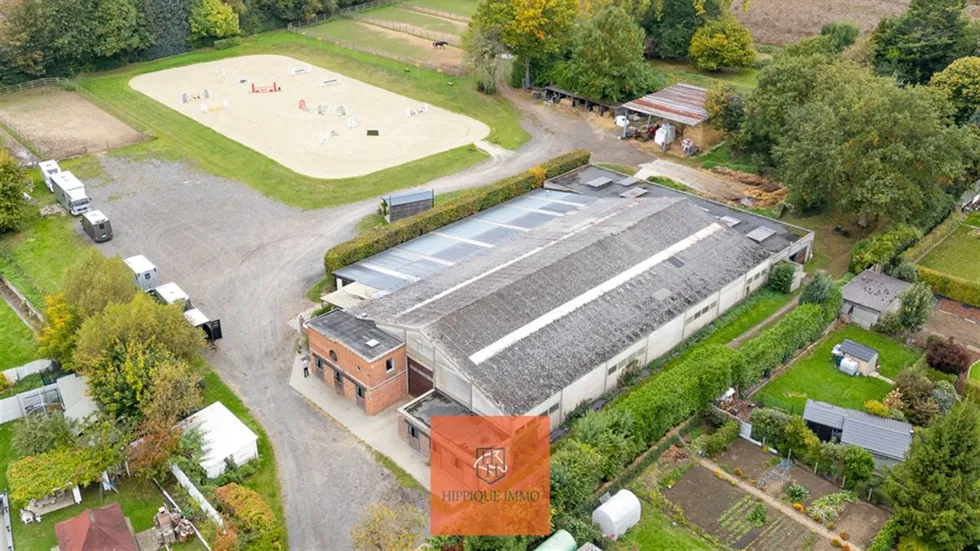 Het eigendom heeft een oppervlakte van bijna 2ha  en is volledig vergund en ingericht voor een professionele hippische uitbating