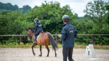 Enseigner l’équitation, partager sa passion du cheval et évoluer dans un cadre privilégié : un métier qui a du sens.
