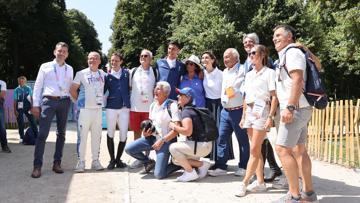 Quelques propriétaires des chevaux français figurent sur cette photo de groupe, dantnt des Jeux olympiques de complet, à Versailles. 