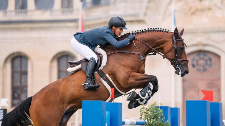 Luciana Lossio s’impose sur des barres à 1,55m avec Lady Louise JMEN, une jument initialement achetée pour concourir sur 1,20m. 