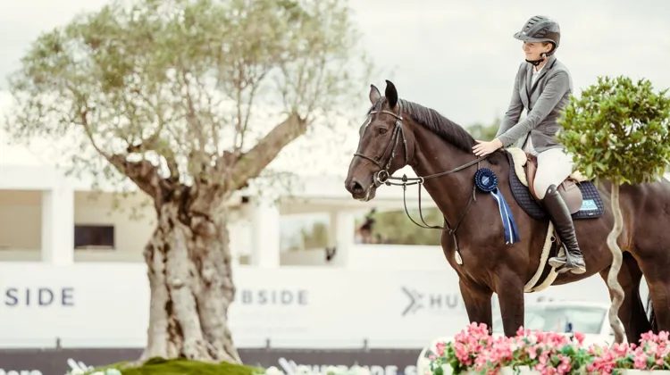 Ici au CSI 5* de Grimaud en 2021, Lara Tryba évolue sur la scène internationale depuis plusieurs années, notamment avec des chevaux issus de son élevage familial. Elle est ici en selle sur Vérone du Lerchenberg.