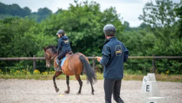 Enseigner l’équitation, partager sa passion du cheval et évoluer dans un cadre privilégié : un métier qui a du sens.