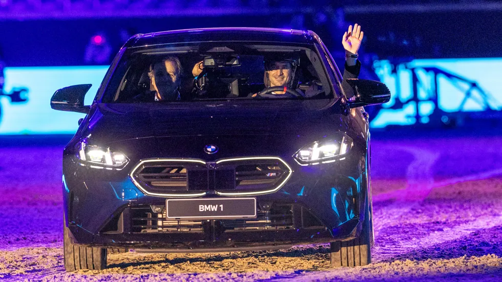 Steve Guerdat nam met plezier zijn nieuwe BMW wagen in ontvangst
