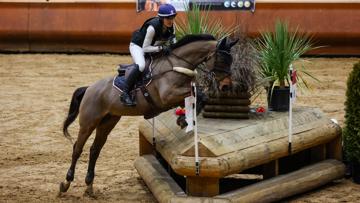 Julie Simonet et Sursumcord'or au cross indoor de Saumur 