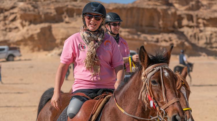 En octobre dernier, la jeune Émeline Parmentier a participé à la randonnée des Gallops of Jordan, en Jordanie, faisant valser tous les préjugés entourant les personnes en situation de handicap.