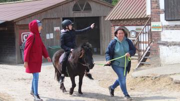 Mercredi après-midi, les enfants ukrainiens ont pu s'essayer à l'équitation. 