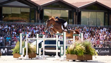 En selle sur Rain Man, Iván Serrano Sáez remporte le Grand Prix CSI 4 de La Corogne.